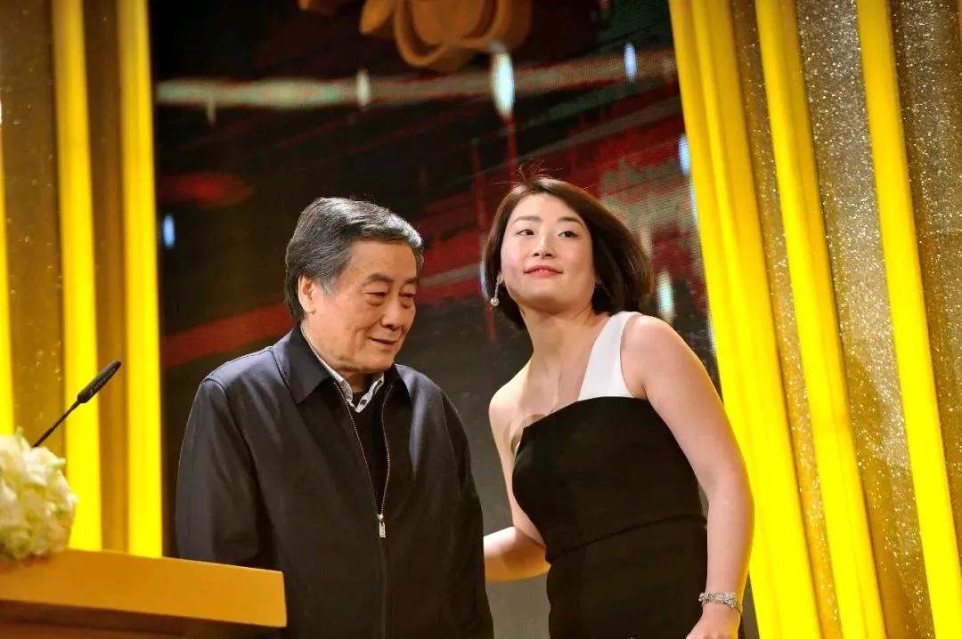 都说脑门大聪明，宗庆后这对父女俩脑门够大的，他们的脑子大部分都用来装娃哈哈产品了