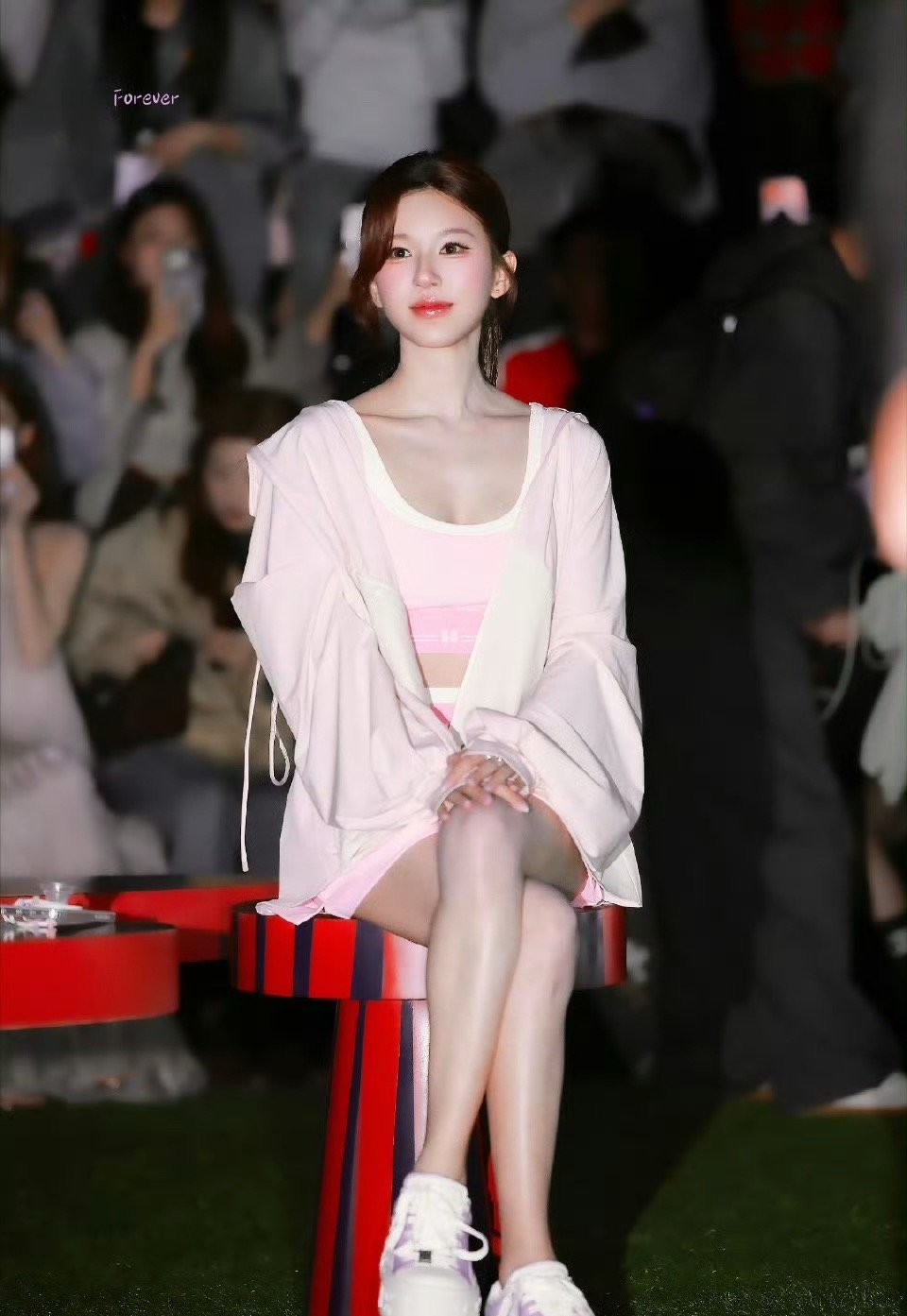 有网友说赵露思居然要开演唱会了，她都没几首自己的歌，唱别人的歌一定记得申请版权哟