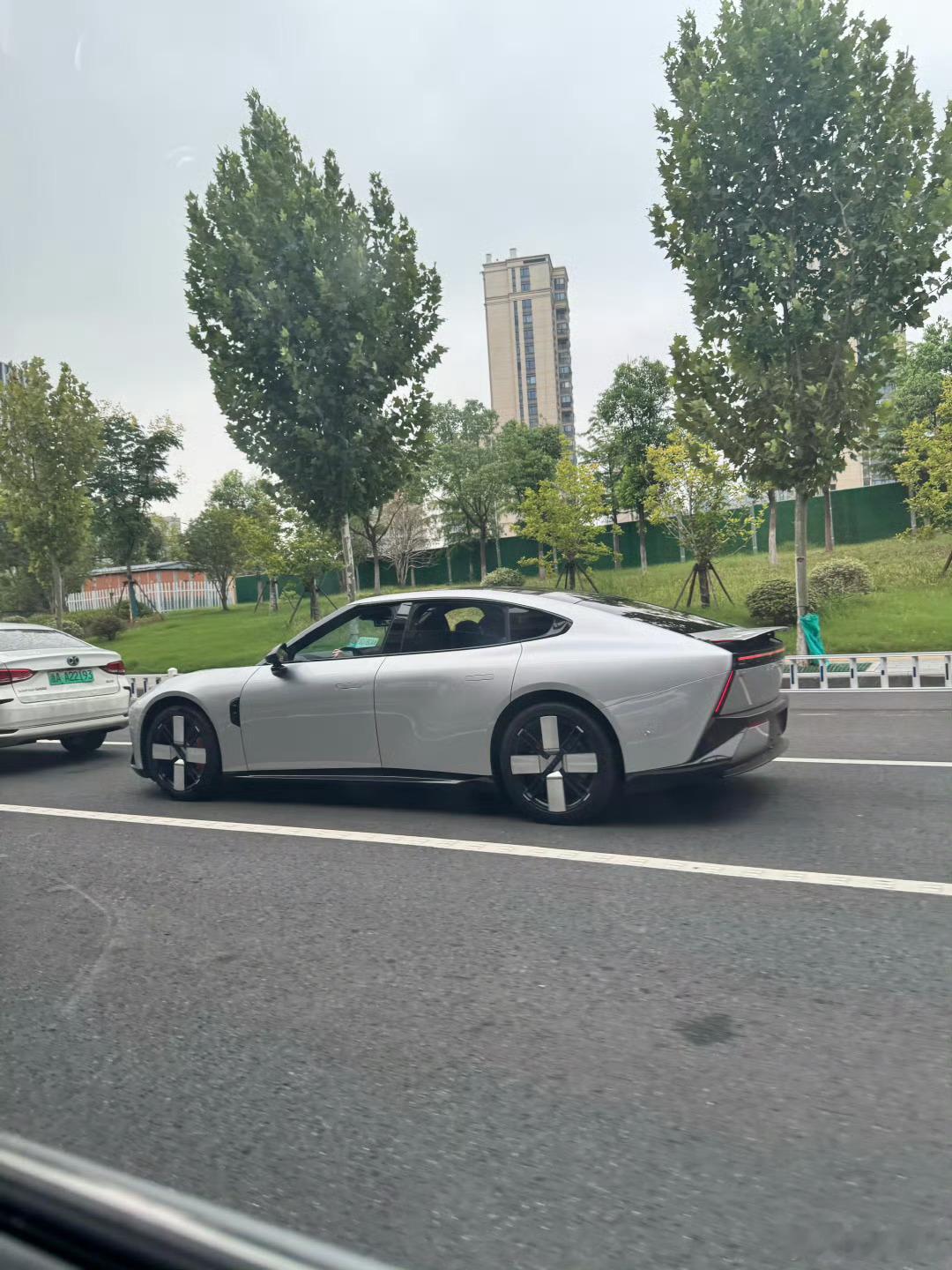 全新小鹏P7是真的帅啊，而且没有抄袭的痕迹，原创设计。 ​​​