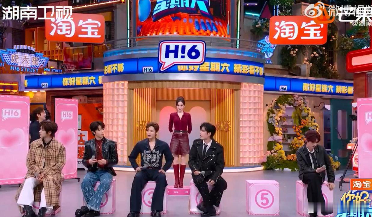 娜扎一下哄了侯明昊丁程鑫两个人侯明昊：早知道我穿秋衣秋裤来！这下好了，输在装备上