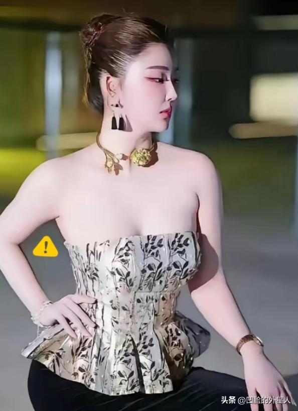 国际世界小姐中国总冠军陈蕾娜，光芒夺目。然而，最令人惊叹的并非她183cm的修长