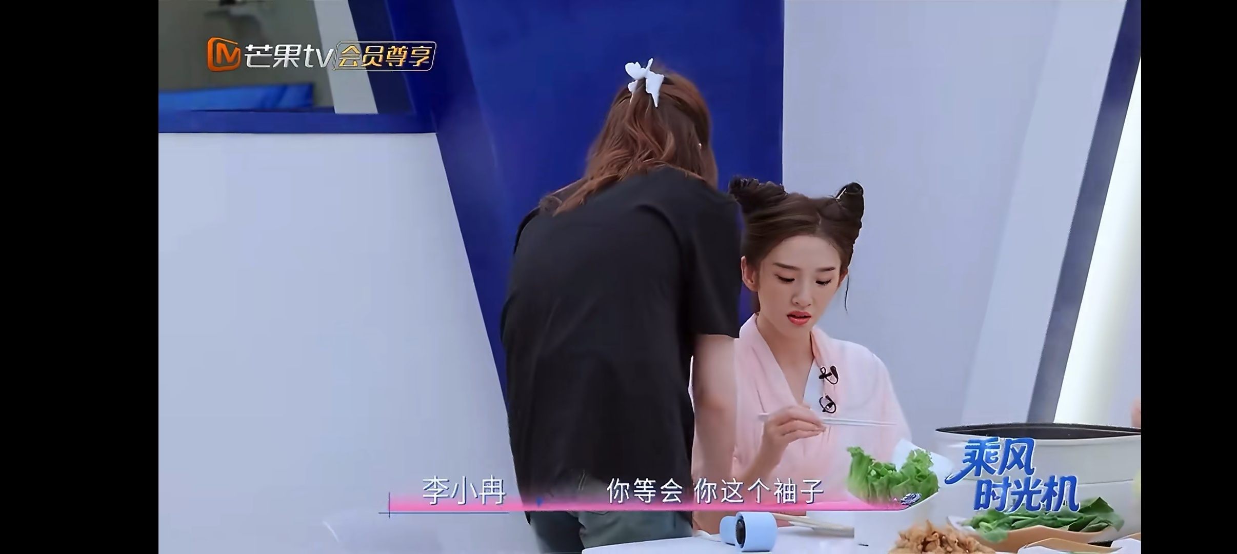 李小冉给唐艺昕挽袖子 唐艺昕吃饭李小冉给她挽袖子，把唐艺昕当女儿养吧哈哈哈~李小