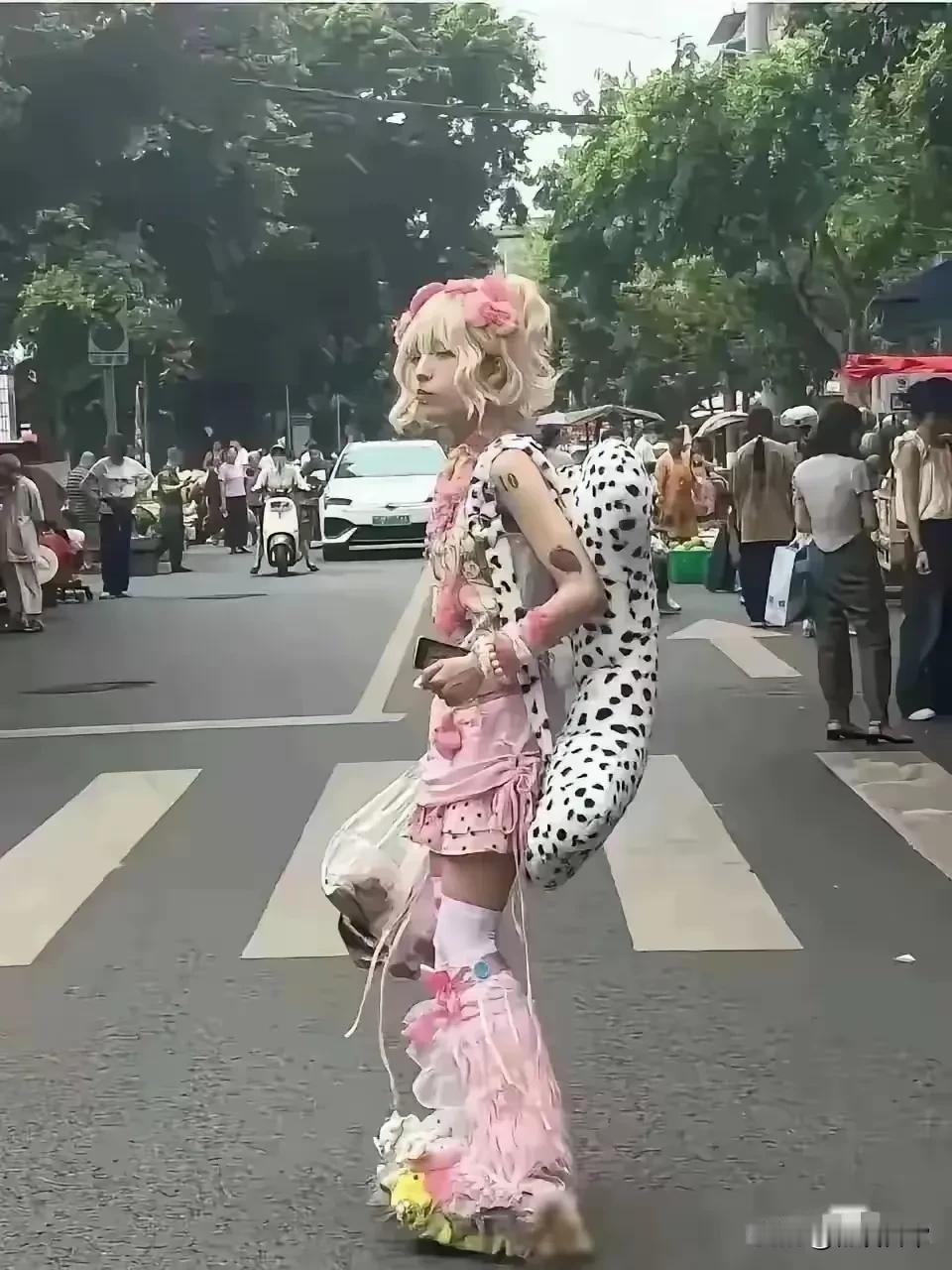 我的那个天啊！在大街上走这个女孩，是什么庭教育出这样的人？瞧他这一身打扮不知道像
