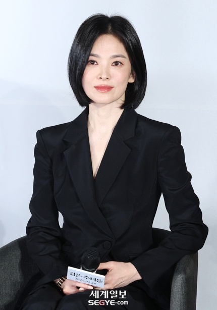 宋慧乔憋笑 哈哈哈哈哈宋慧乔憋笑，被花式比心给逗笑了！！乔妹状态好好啊 