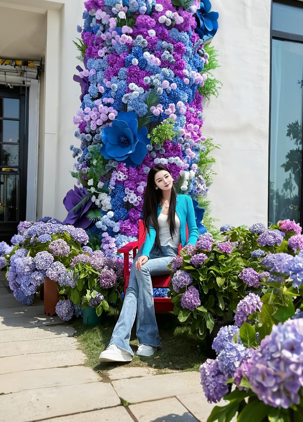 花海中的少女，蓝白相间的梦幻世界