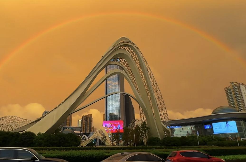 仙女搭建彩虹门
         2024年7月23日，武汉市喜迎降温雨，这场时