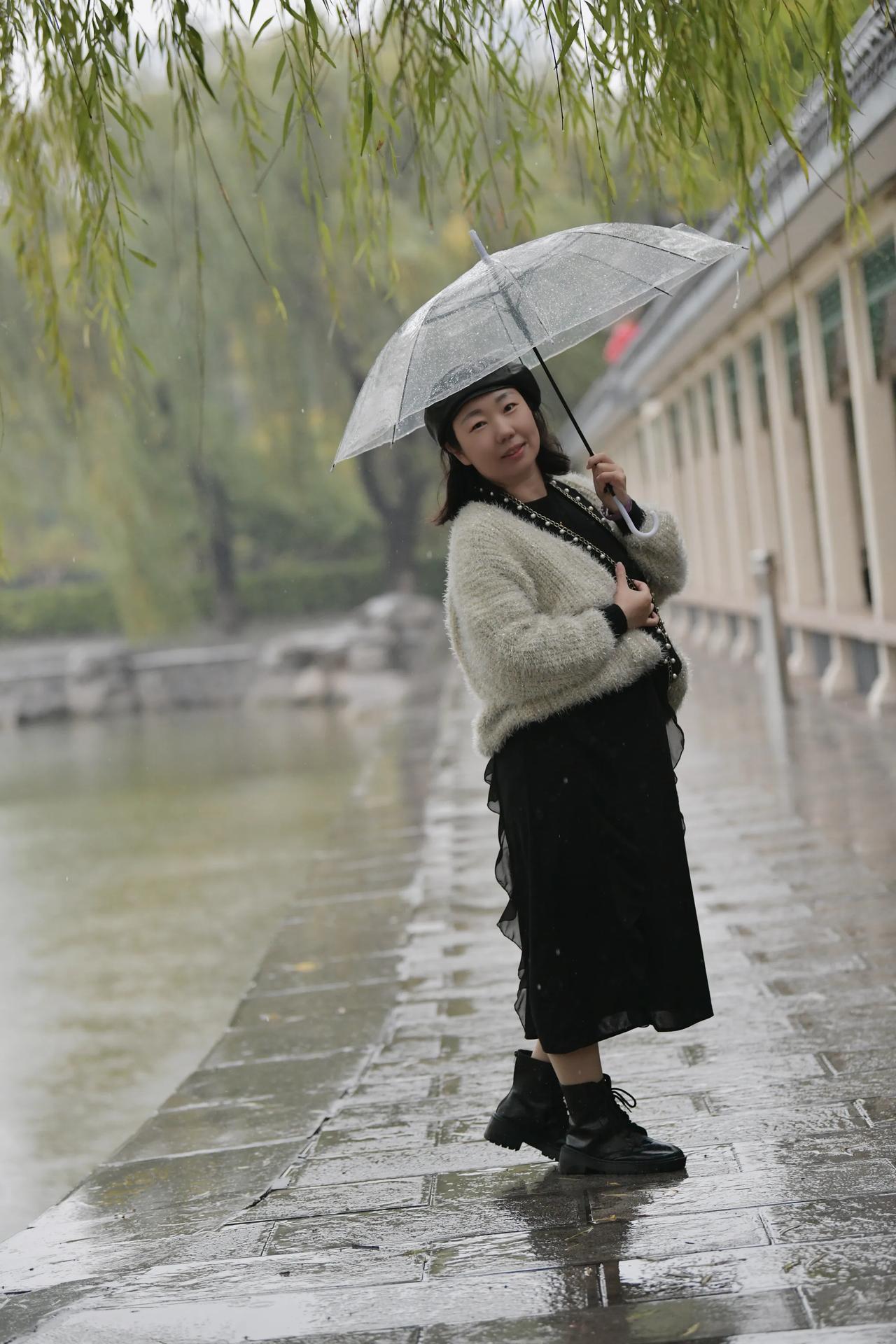 秋雨绵绵，清晨漫步在秋天的小雨之中，呼吸着清新新鲜空气！#秋冬公园随拍# #深秋