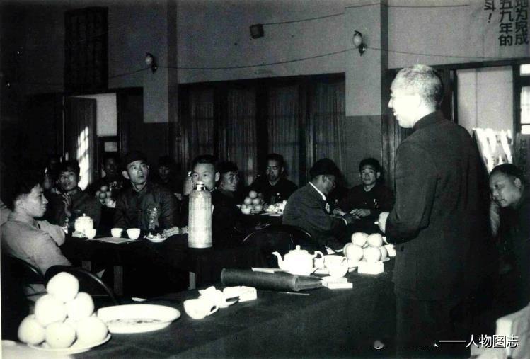 1963年，王震和福建省农场负责人座谈。