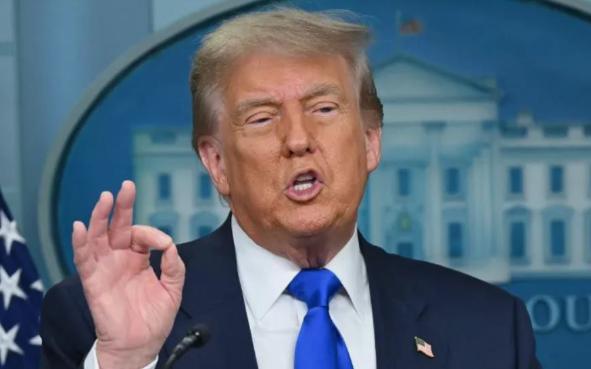 就在刚刚，英法德对伊朗提出了一个荒唐要求。

美国和以色列联手空袭伊朗，这事刚发