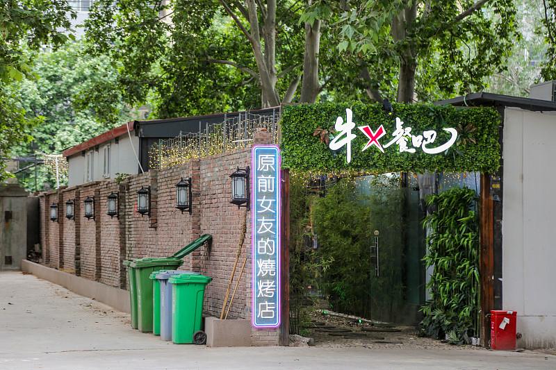 深圳最火的烧烤店，连招牌都没有，每天只营业3小时，排队2小时起步
你们见过一群人