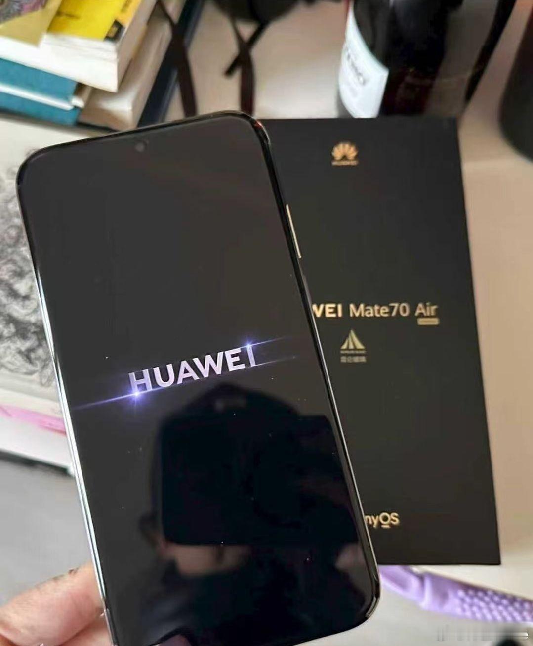 这就是超薄手机的尴尬，稍微堆点影像就会显得摄像头模组巨凸。华为Mate70 Ai