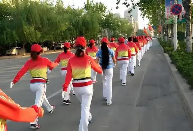 暴走团的"时尚生意经"  
这群退休大爷大妈们可能从没想过，自己迈着整齐步伐、喊