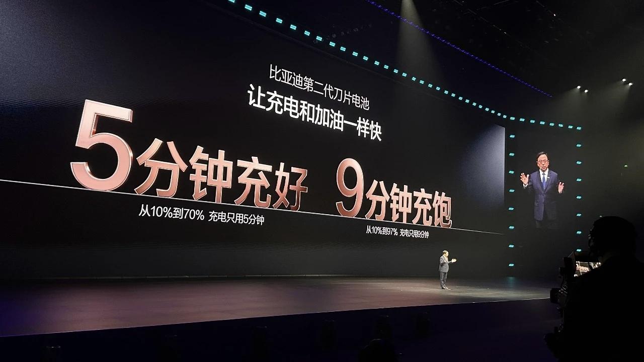 5分钟充好，9分钟充饱，比亚迪充电就像加油一样快。充电5分钟，续航400km，没