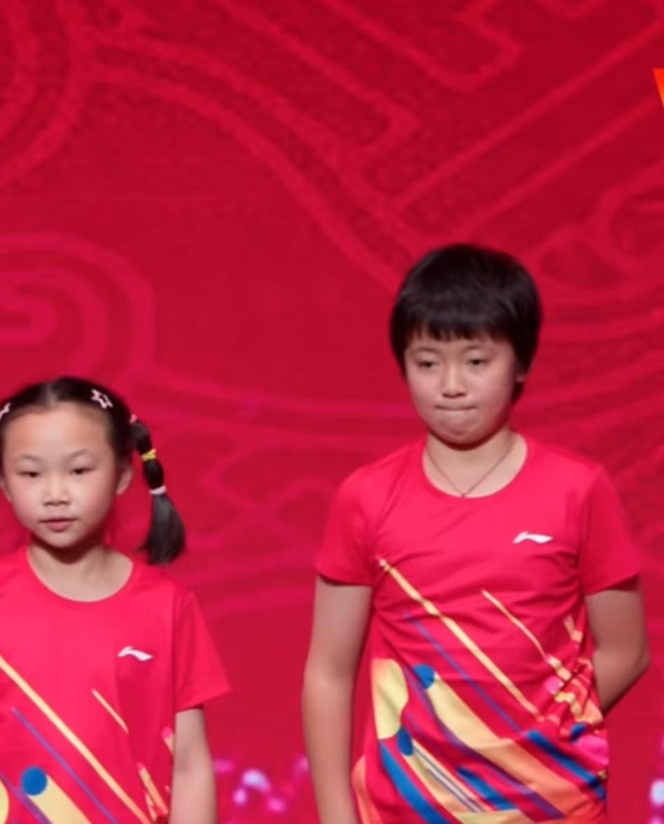 这小孩有望成为孙颖莎的接班人。
莎莎的精神鼓励了很多人，其中就有以她为榜样的吴扆