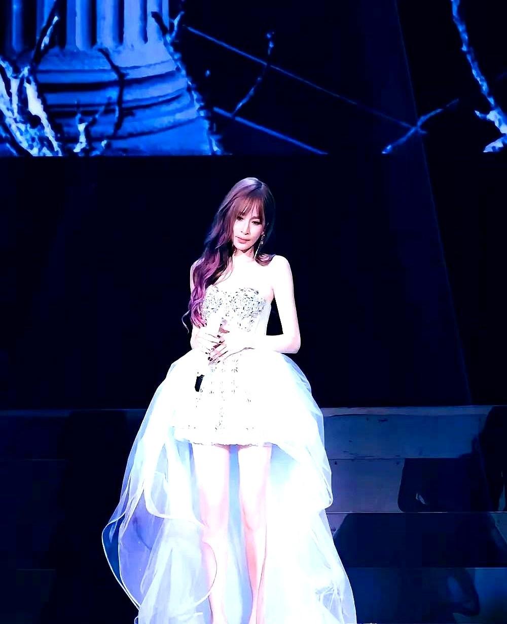 我闺蜜亲眼见过王心凌后，跟我说了个颠覆认知的真相！

闺蜜说她真人比镜头里还显年