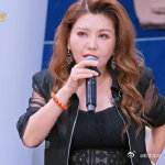 乌兰图雅民族流行歌者 褪去舞台上耀眼的光环，回归到日常工作中的她从容又随性。专注