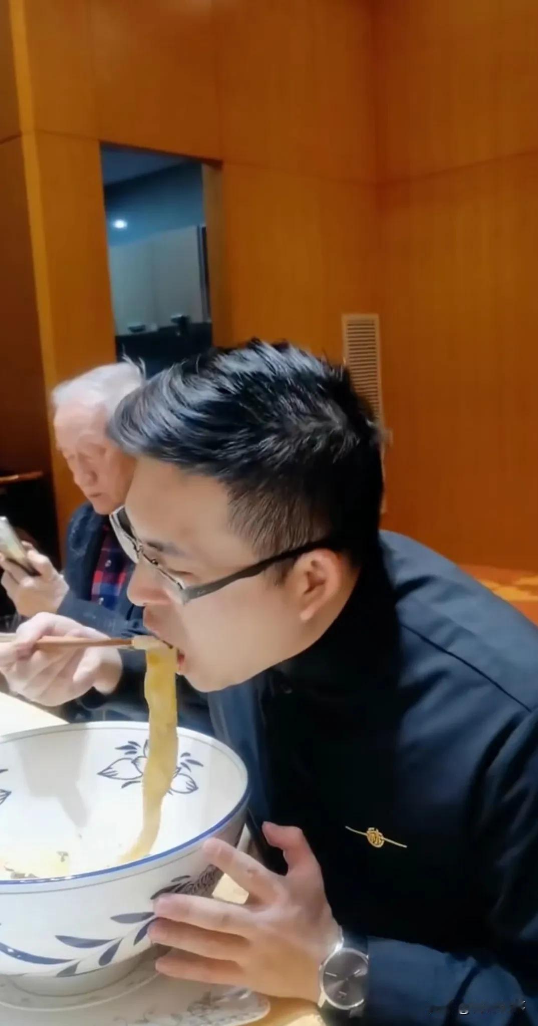 碰见王炳忠和郁慕明在西安吃油泼面……！