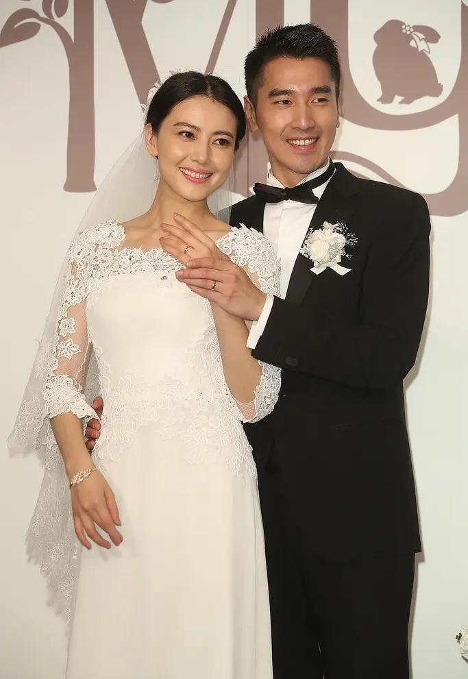 说起高圆圆和赵又廷，真像身边那对让人羡慕的恩爱夫妻。结婚十年了，他们没有整天晒合