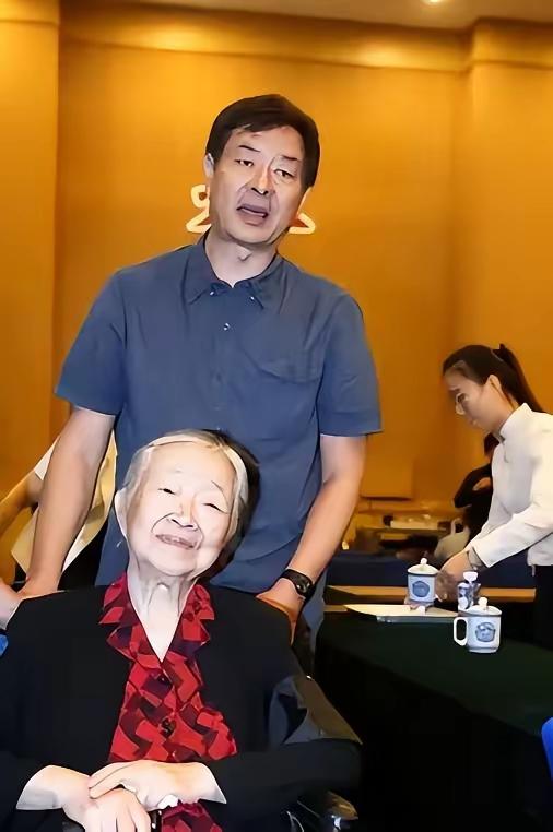 [月亮]最无奈的“孝道”，就是被长寿父母困住，很多八九十岁的老人，身体硬朗、一心