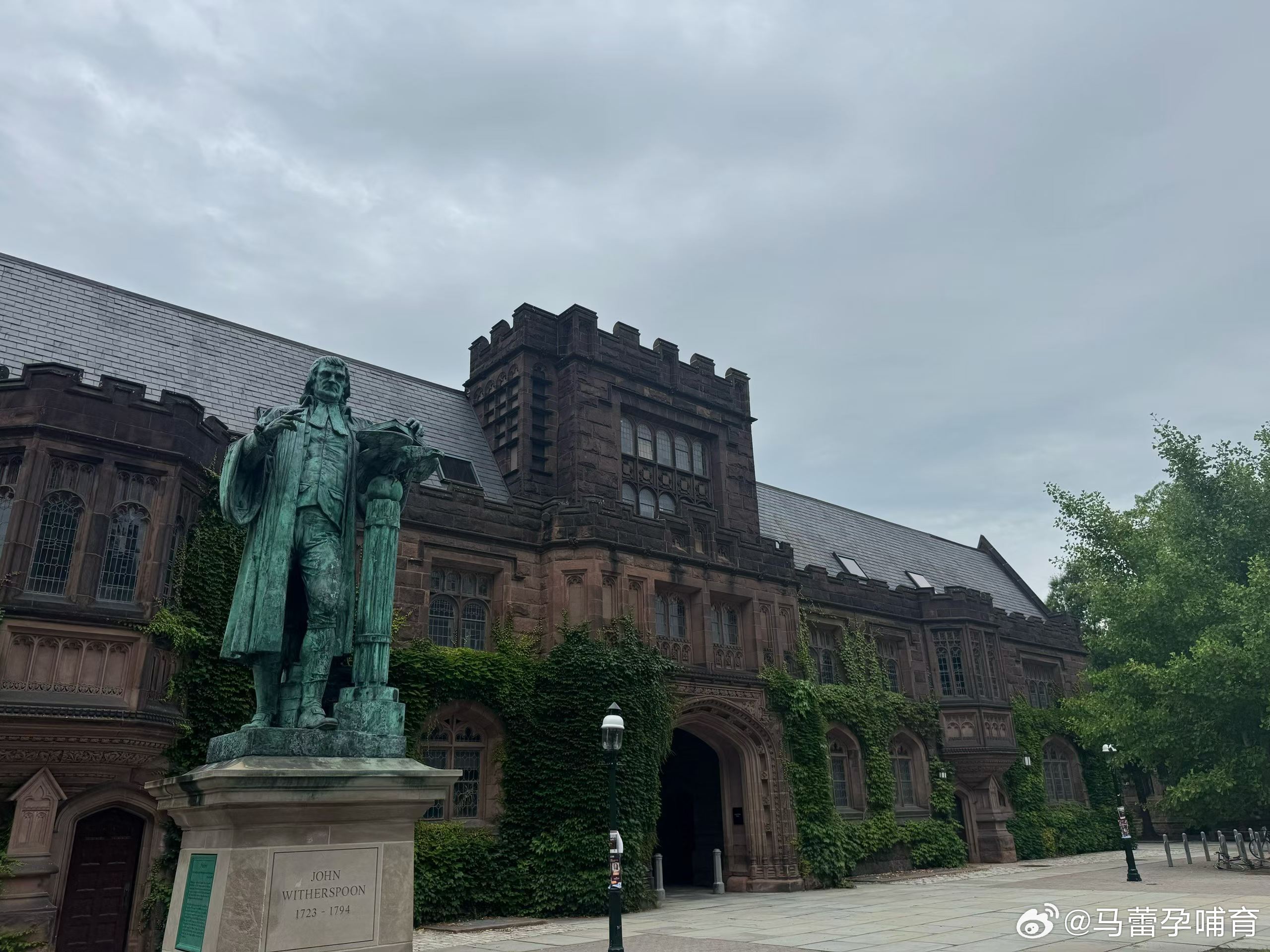 Princeton University！在距今近300年的拿骚楼前爸比展示了什