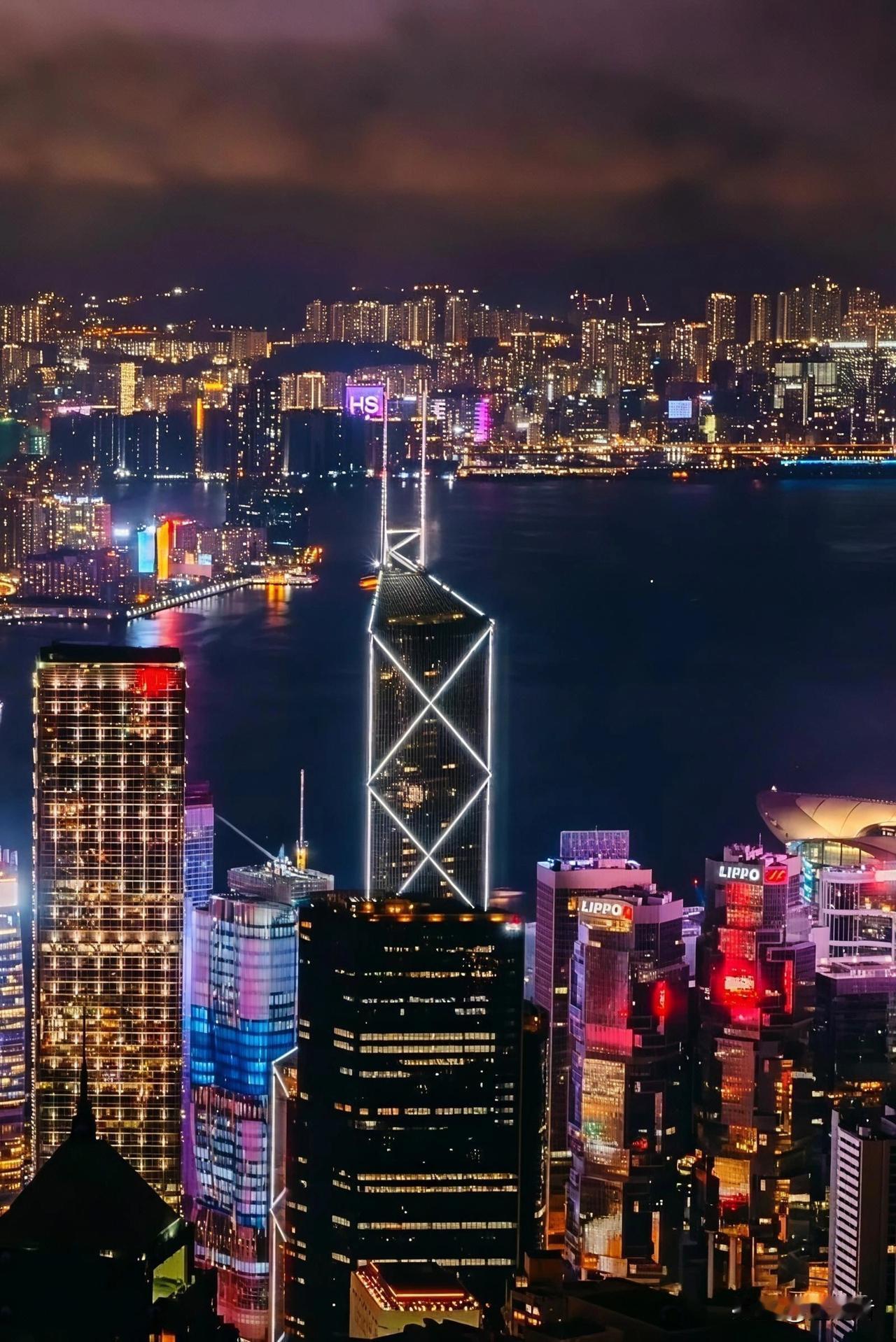 广厦摩天耀碧湾。
维港波光迷雾影，
太平翠色锁云寰。
商潮浪涌千帆竞，
兰桂香浮