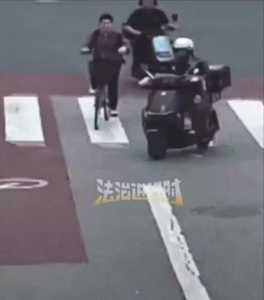 “暖心一幕！”外卖小哥骑车不慎将一位大妈剐倒，急忙上前想要带老人去检查，可大妈心