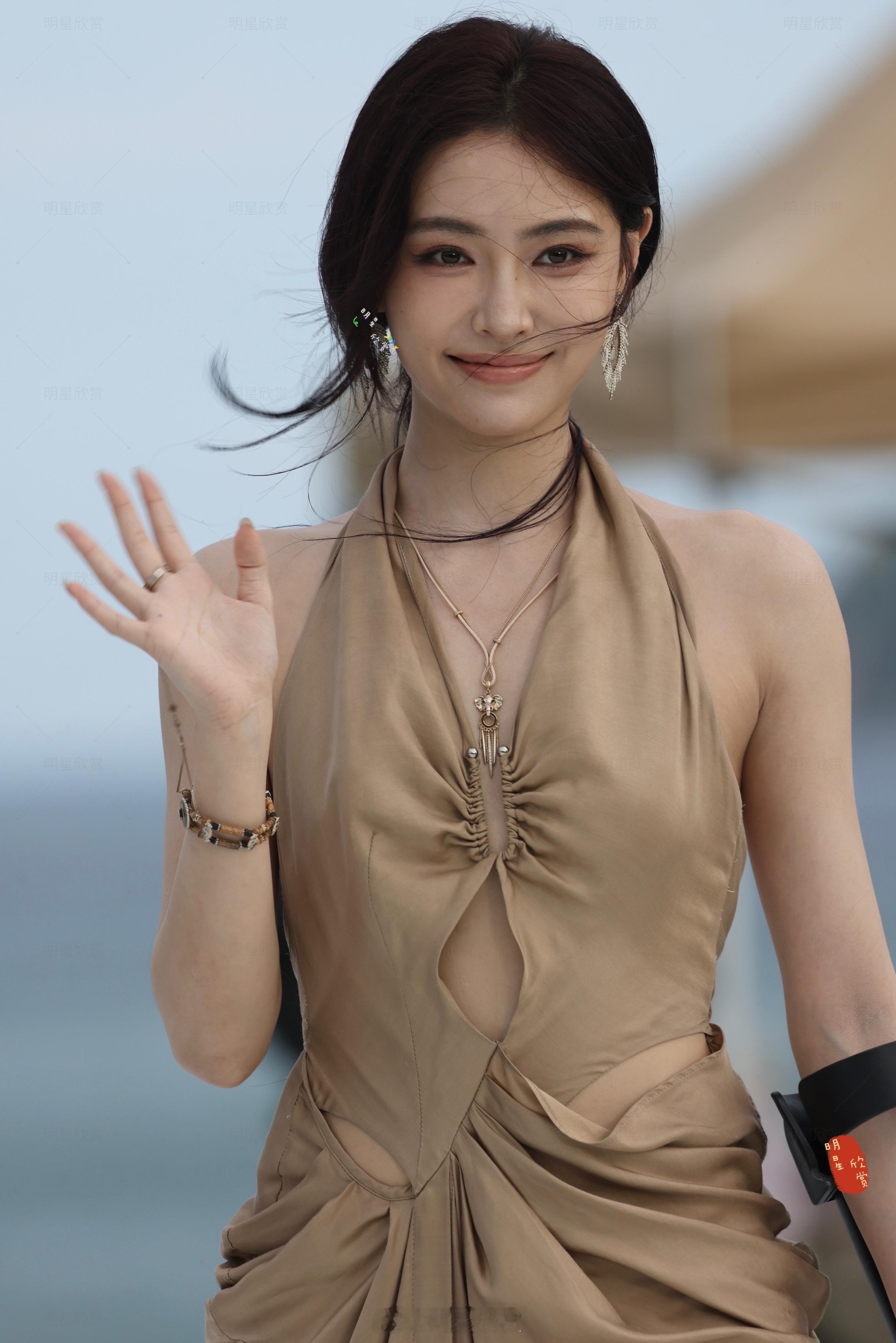 许佳琪费加罗超级假日红毯生图 