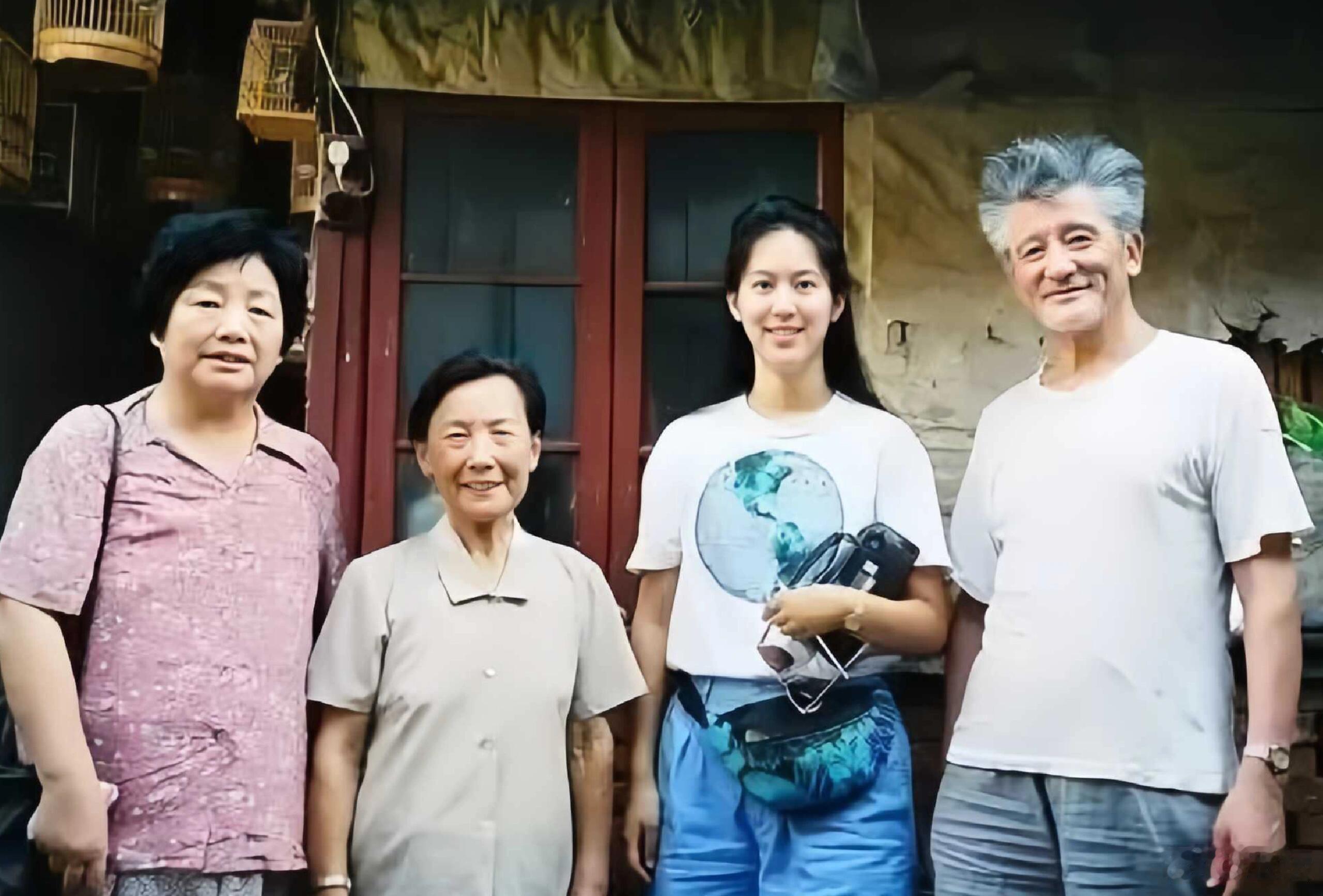 张纯如女士还有2个伟大的贡献。1.拉贝先生在战后因为身份问题一直保持沉默，死后留