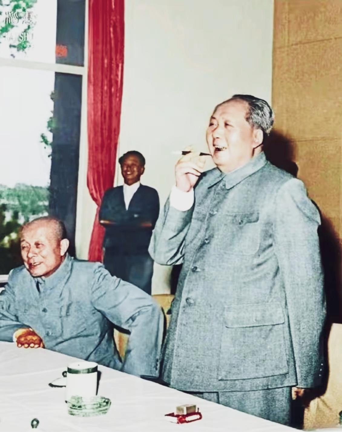 “对不起大家，会前让我吸口烟，先和你们聊聊天…”那时，毛主席开会常常不那么严肃，