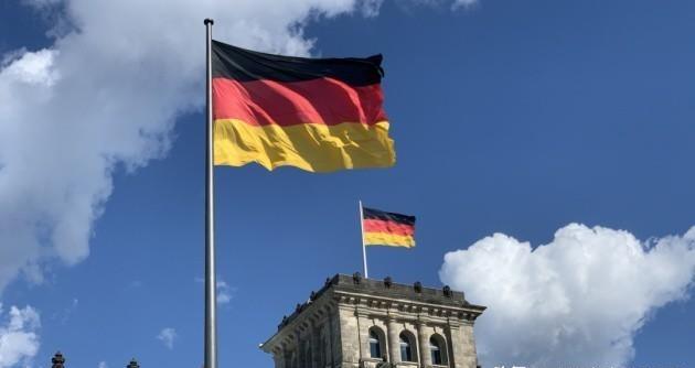 大多数德国人支持对乌克兰的军事援助。超过一半的德国居民支持向乌克兰提供军事援助，