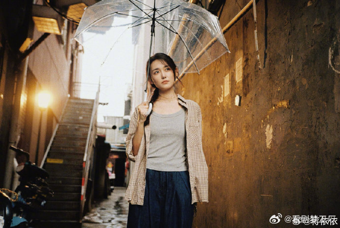 蒋依依镜头里的小镇温柔感 蒋依依用松弛自然的状态诠释小城女性，不管是剧中返乡后的