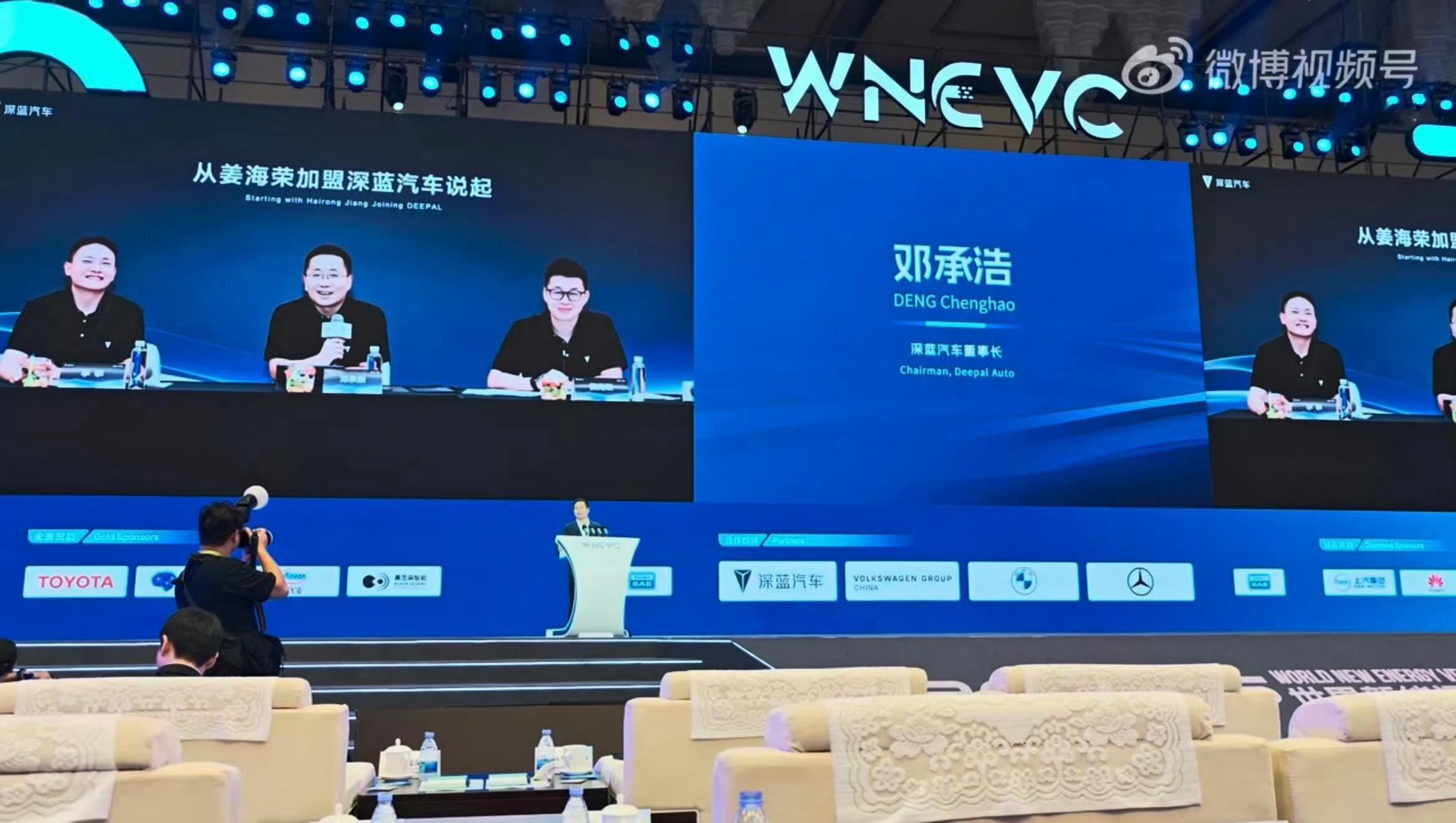 汽车行业时间比数码行业时间长，但是数码在互联网上的玩法多玩的时间长。本来现在数码