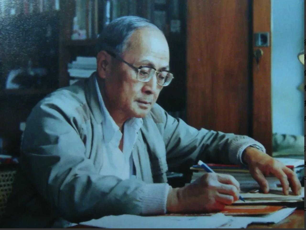 1946年，谢汉光与曾秀萍新婚九天。他红着眼眶告别妻子，独自去了台湾。没人想到，