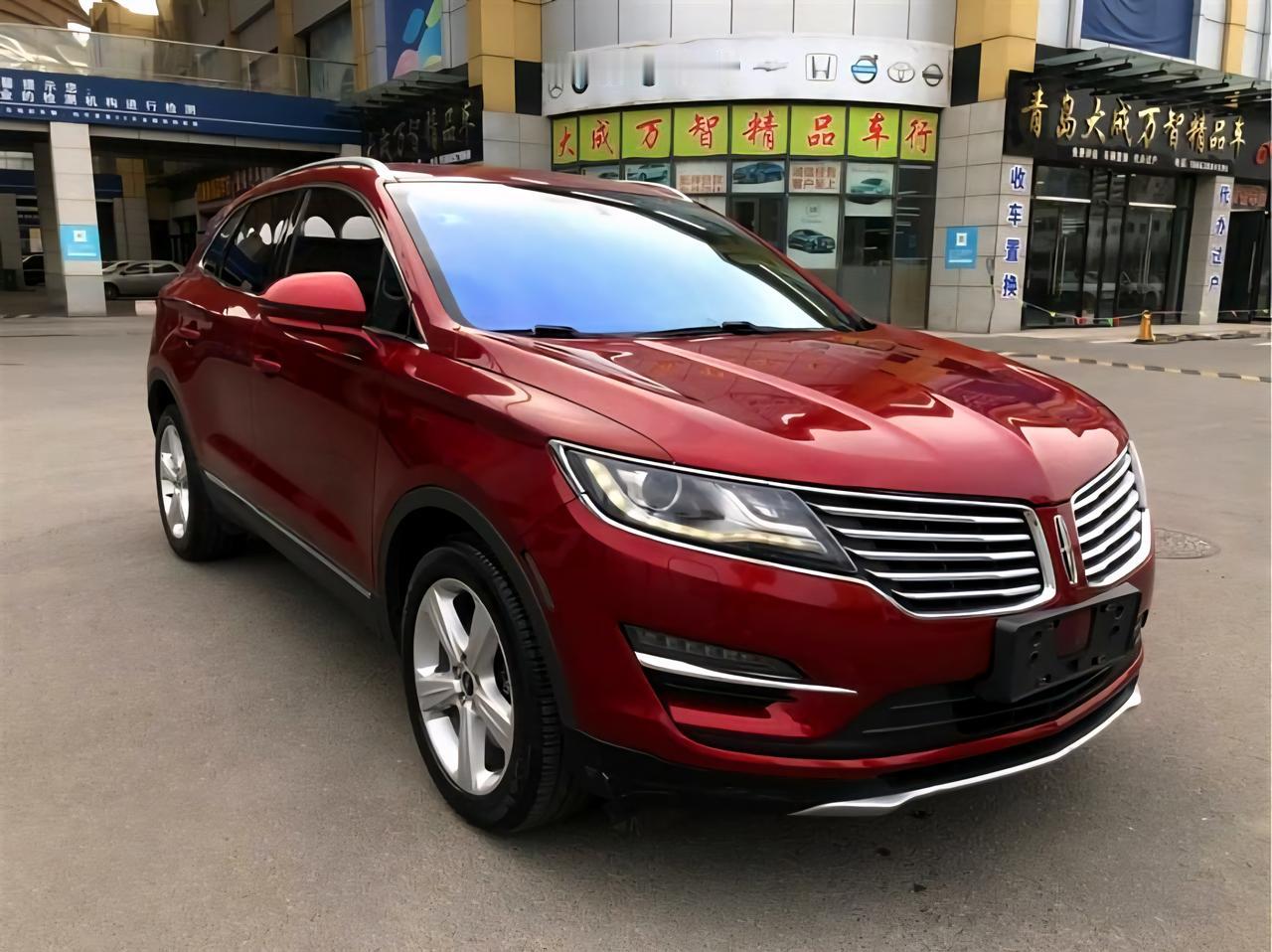 这是这台林肯的外观，其实我是挺喜欢这个翅膀的造型的。但是这台车不妥的地方就是整个