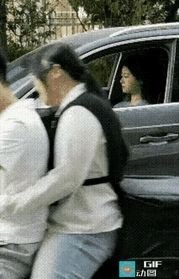 车里的美少妇看着摩托车上男女一对，陷入沉思，想起自己曾经相似的一幕映入眼帘，脸色