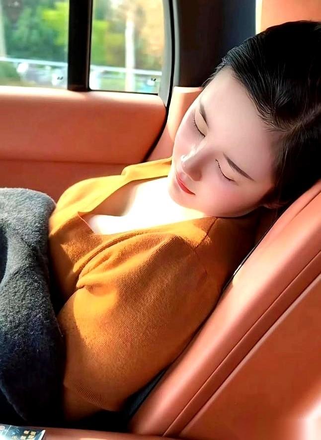 有一种假装，叫副驾驶上的“我睡着了”。
你这边，车刚停稳，立马就把音乐关了，连手