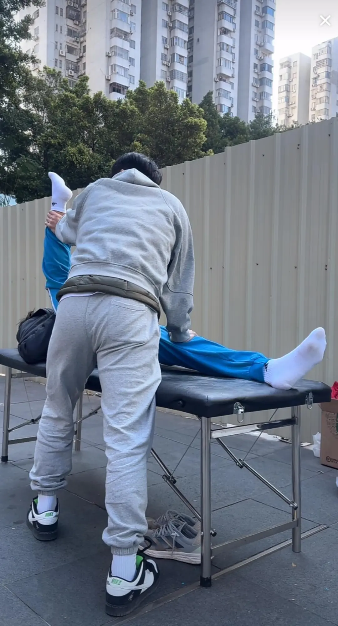 大哥能文明点吗腿都掰断了吧
