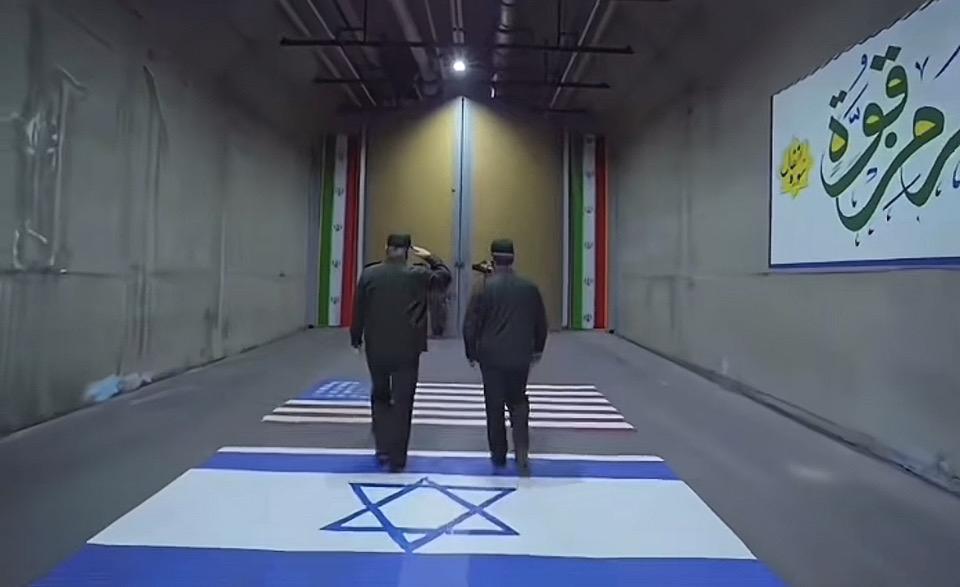 两个人走在国旗上，准备进行问候。