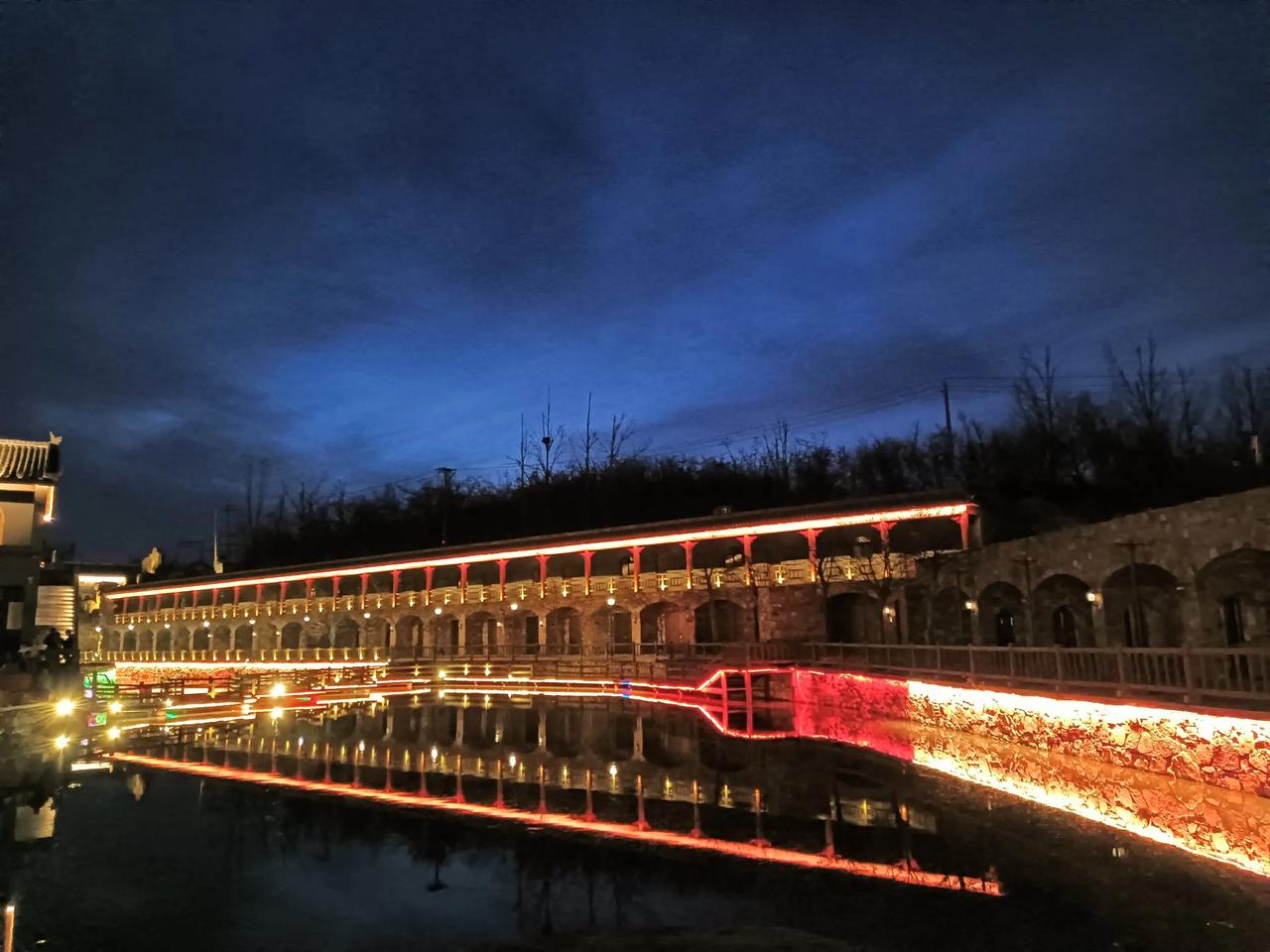 腊月二十八
贴对联
欢欢喜喜过大年
闺女要花
小子要炮
不知不觉年来到