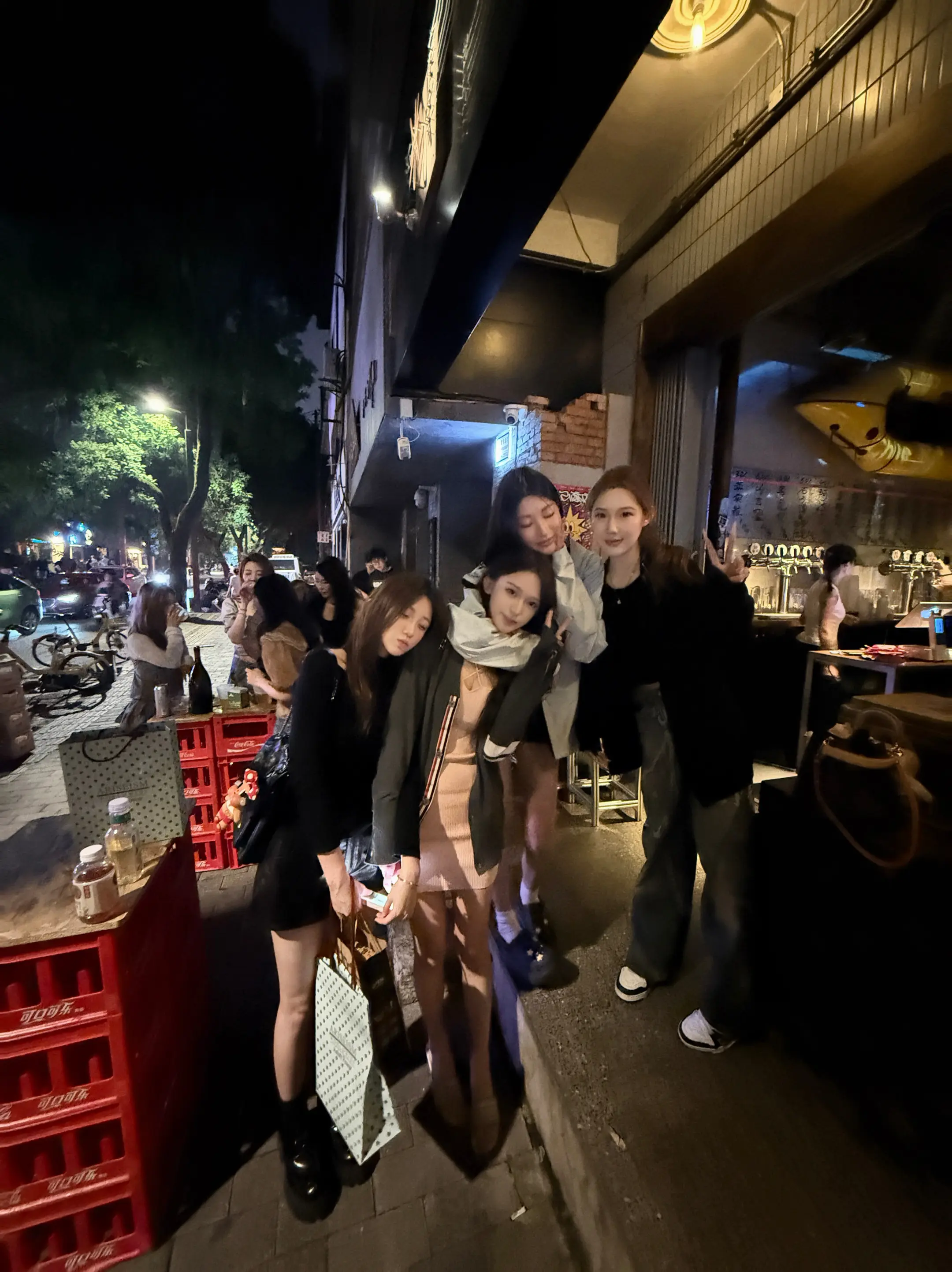 我们还能谈论几年的痴男怨女 在几个夜晚游荡饮酒