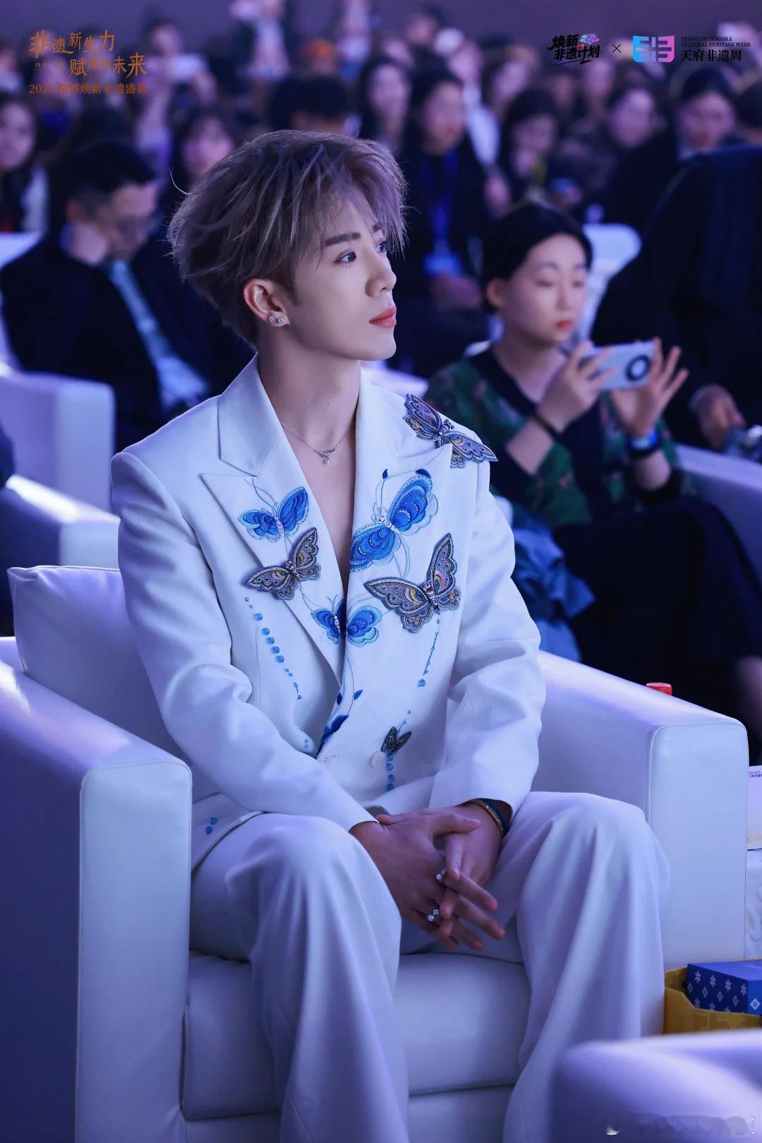 鹭卓把家乡的非遗穿在身上在昨日微博焕新非遗盛典的舞台上，荣获【年度非遗青春力量榜