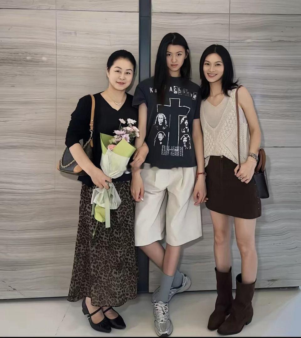 谁敢想竟然是女人，妈妈，奶奶三代人 