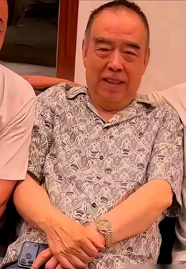 74岁的老头站在三亚腥味冲天的海鲜摊前，盯着十块钱一个的海胆冷哼：“不新鲜吧。”