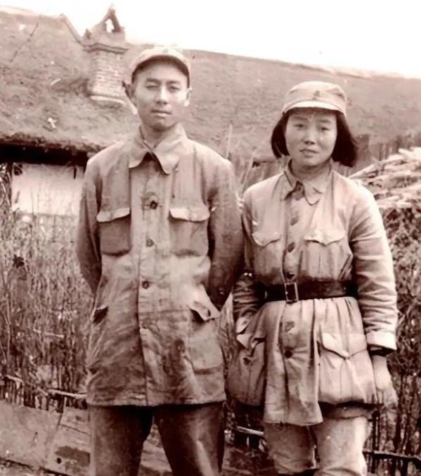 1945年秋，滨海军区女宣传干事张杞随部队开赴东北，见到了恋人李欣。李欣又黑又瘦