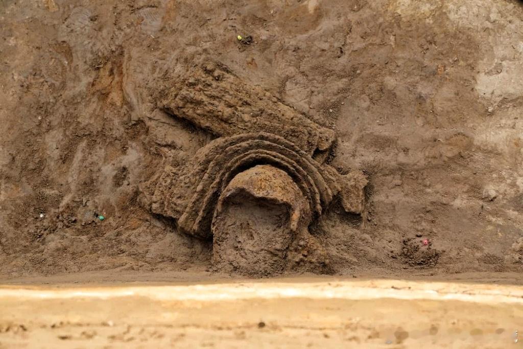 #约会博物馆##带你看展览# 东魏北齐邺城朱明门外护城河发掘出土的铁兜鍪    