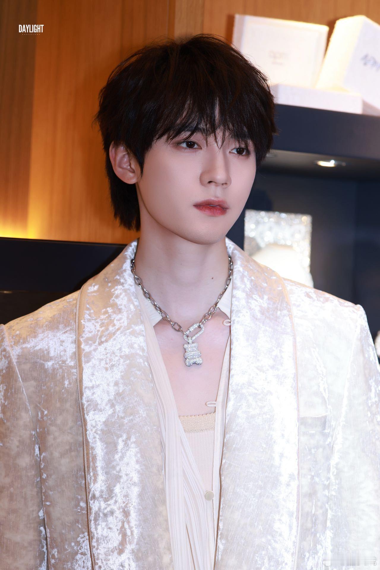 谁被周翊然新加坡的高人气惊到了！从出发到活动现场，全程人气爆棚，白色造型清爽又显