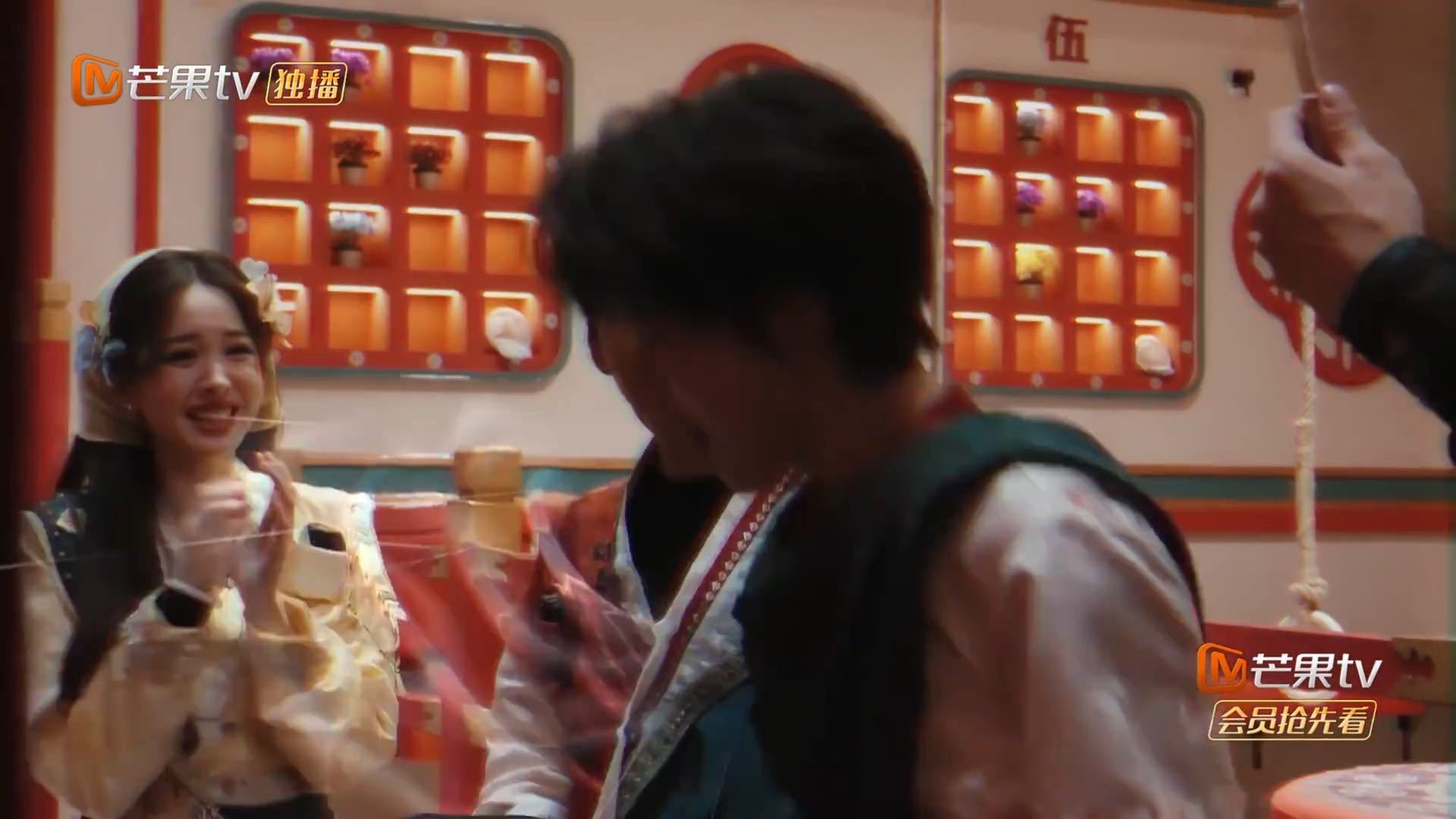 张真源心里已经有答案了吧张真源内定答案面对三个选项张真源向大家求助，这一幕引发不