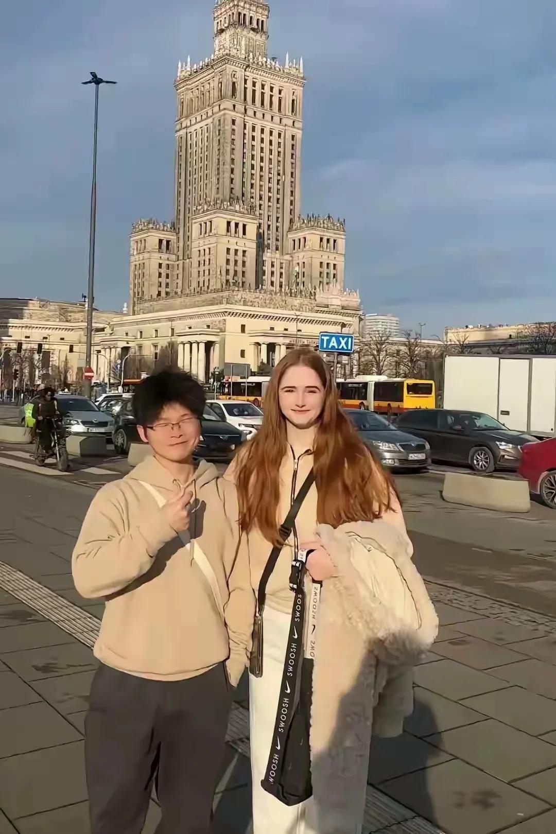 【趣闻一条】发现波兰女孩远嫁我国农村、又丑又矮、又穷的小伙了，
这画面看来还是挺