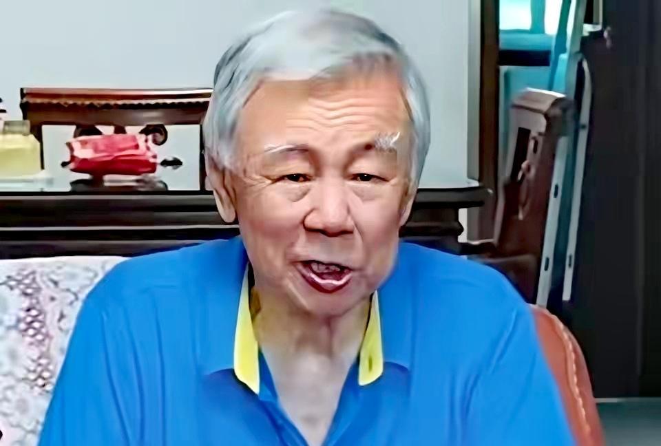 2026年7月，北京一处普通老家属院里，87岁的袁伟民被人偶遇。满头白发，穿着旧
