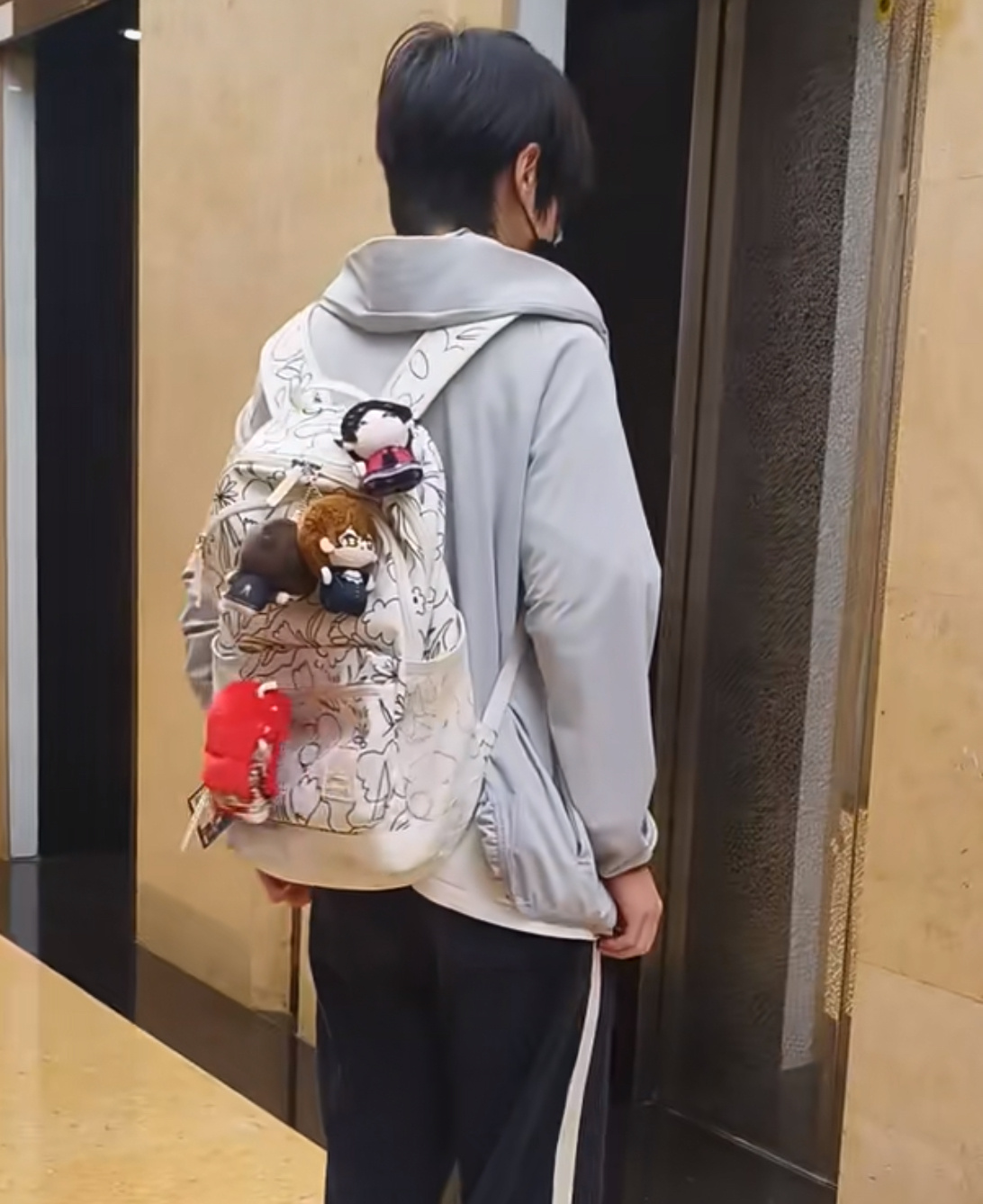 这是什么新型穿搭吗还好我儿子穿了裤子，要不然该漏屁股了